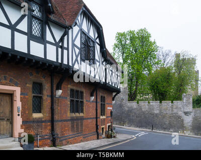 Storico affascinante francone ed edificio di mattoni rossi su un angolo di strada Maltravers Arundel West Sussex England Regno Unito con torretta del castello attraverso la r Foto Stock