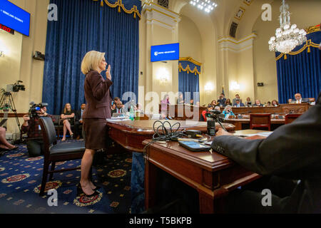 Il Segretario del Dipartimento per la sicurezza interna, Kirstjen Nielsen, testimonia davanti alla casa Homeland Security comitato nel marzo 2019. Un tweet dal presidente americano Trump ha annunciato la sua brusca dimissioni domenica 7 aprile 2019, due giorni dopo il Trump visitò gli USA- Messico frontiera e promettente per ottenere più severa in materia di immigrazione. Foto Stock