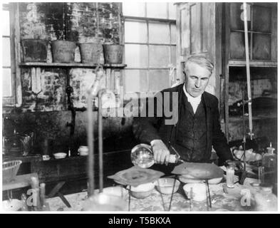 Thomas Edison, (1847-1931), a mezza lunghezza ritratto, lavorando nel suo laboratorio chimico, c. 1905 Foto Stock