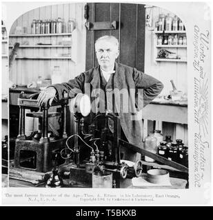 Thomas Edison (1847-1931), ritratto nel suo laboratorio, c. 1901 Foto Stock