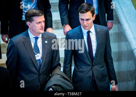 Rob Porter e Jared Kushner sul loro modo di ascoltare Donald Trump il discorso durante l'ultimo giorno del World Economic Forum - WEF. Rob Porter era originariamente casa bianca del segretario personale fino a quando non è stato licenziato a causa di abuso domestico accuse. Foto Stock