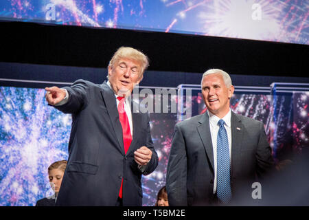 Trump e il suo compagno di squadra Mike Pence celebrare sul palcoscenico dopo essere stato ufficialmente designato come candidato presidenziale repubblicano e Vice Presidente candidato alla Convention Nazionale Repubblicana in Cleveland. Foto Stock