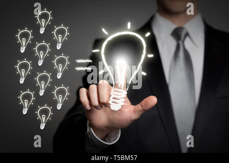 Innovazione aziendale concetto - imprenditore nel soddisfare preme virtuale interfaccia touchscreen pulsante - incandescente lampadina della luce Foto Stock