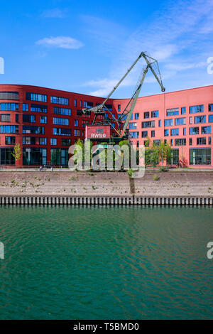 Duisburg, la zona della Ruhr, Renania settentrionale-Vestfalia, Germania - Il porto interno di Duisburg con l'onda a forma di costruzione degli archivi di stato Nord Rhine-Westphal Foto Stock