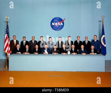 Fotografia ritratto della astronauta gruppo, Edward G. Givens Jr, Aprile 4, 1966. D. Edgar Mitchell, Charles M. Duca Jr. Don L. Lind, Fred W. Haise Jr. Joe H. Engle, Vance D. marca, John S. Bull, Bruce McCandless II. John L. Swigert Jr William R. Pogue Ronald E. Evans, J. Paul Weitz James B. Irwin, Gerald P. Carr, Stuart A. Roosa, Alfred M. Worden, Thomas K. Mattingly e Jack Lousma r. Immagine cortesia Nazionale Aeronautica e Spaziale Administration (NASA). () Foto Stock