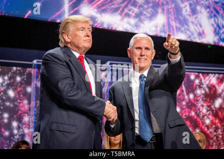 Candidato presidenziale repubblicano Donald Trump insieme con il suo VP pick, Mike Pence. La Convention Nazionale Repubblicana in Cleveland, dove Donald Trump è designato come il candidato presidenziale repubblicano. Foto Stock