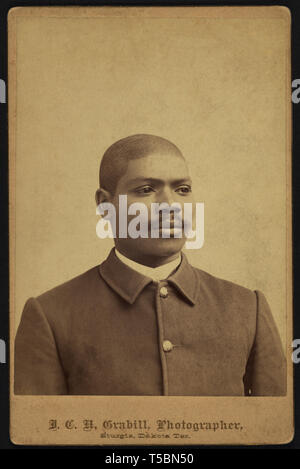 Buffalo Soldier, testa e spalle ritratto nel sacco Five-Button Coat, Sturgis, territorio Dakota, USA, da Giovanni C.H. Grabill, William A. Gladstone raccolta di African American fotografie, 1880 Foto Stock