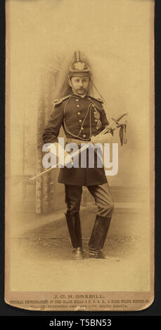 Il capitano Thomas C. Lebo, decimo U.S. Reggimento di cavalleria, società K, piena lunghezza ritratto ufficiale di indossare l'Abito uniforme, Spada, da Giovanni C.H. Grabill, William A. Gladstone raccolta di African American fotografie, 1891 Foto Stock