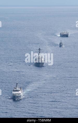 190420-N-GC639-1059 OCEANO INDIANO (20 aprile 2019) da sinistra a destra; la Sri Lanka Navy nave SLNS Sayurala (P 623), la visita-missile destroyer USS Spruance (DDG 111), la Sri Lanka Navy nave SLNS Samudura (P 621), e l'expeditionary trasporto veloce nave USNS Millinocket (T-EPF 3) transito dell'Oceano Indiano di eseguire manovre di formazione durante la fase di mare degli Stati Uniti Marina 25 cooperazione annuale a galla la prontezza e la formazione (Carati) esercizio serie con la Sri Lanka navy, 20 aprile 2019. U. S. marinai e Marines hanno aderito alla Sri Lanka delle Forze Armate per condurre una partnership di formazione che la messa a fuoco Foto Stock