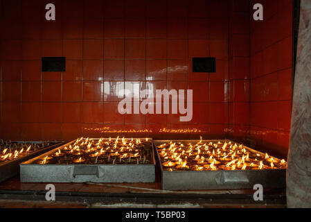 Burro di tibetani candele e un background vermillon nel monastero buddista vicino al tempio delle scimmie (Swayambhunath tempio) a Kathmandu in Nepal Foto Stock