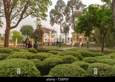 KATHMANDU, NEPAL - MARZO 30, 2019: padiglioni e interessante topiaria da arrotondati, prese al tramonto in un recentemente rinnovato splendidamente garden Foto Stock