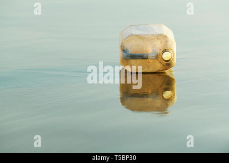 Durban, KwaZulu-Natal, Sud Africa, plastica inquinamento, riflesso della singola bottiglia sulla spiaggia bagnata sabbia, imballaggio, contenitore, sfondi Foto Stock