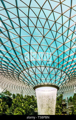 Singapore - Apr 16, 2019: gioiello Changi Airport è un utilizzo misto sviluppo presso l'Aeroporto Changi di Singapore che ha aperto il 17 aprile 2019. Foto Stock