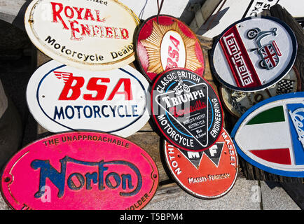 In mostra i vecchi badge per motociclette Foto Stock