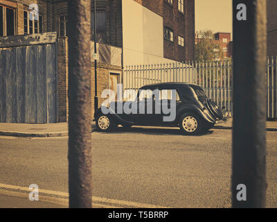 Anni Cinquanta la Citroen luce 15 Avant trazione parcheggiato su una strada in East End di Londra REGNO UNITO Foto Stock