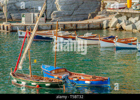 Barche da pesca al porto di Camogli in Liguria, Nord Ovest Italia Foto Stock