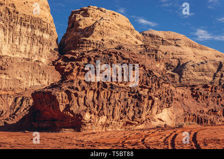 Rocce accanto a Abu Khashaba Canyon di Wadi Rum valle chiamato anche Valle della Luna in Giordania Foto Stock
