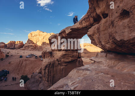 Um Fruth ponte di roccia nel Wadi Rum valle chiamato anche Valle della Luna in Giordania Foto Stock