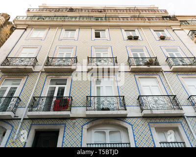 Parete di un antico palazzo coperto con azulejo, un ornamento tipico dell'architettura portoghese Foto Stock