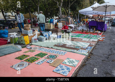 Stand con piastrelle vecchie su Feira da Ladra mercato delle pulci di Lisbona, Portogallo Foto Stock