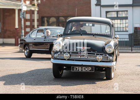 Auto d'epoca Hillman Minx a Southend on Sea, Essex, fronte mare in una giornata di sole che arriva per il salone automobilistico Cars on the Beach Foto Stock