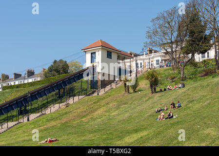 Cliff Lift a Southend on Sea, Essex, fronte mare in una giornata di sole. Persone che prendono il sole Foto Stock