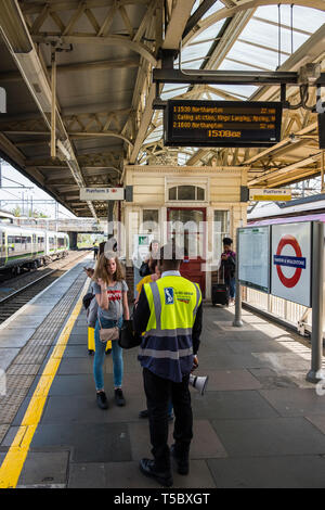 Vergine di servizi ferroviari di avviamento e terminante a Harrow & Wealdstone Station durante la vacanza di Pasqua lo spegnimento della stazione di Euston e provoca il sovraffollamento. Foto Stock