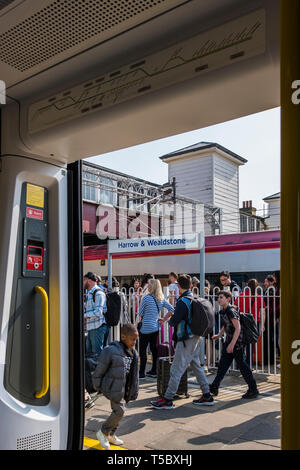 Vergine di servizi ferroviari di avviamento e terminante a Harrow & Wealdstone Station durante la vacanza di Pasqua lo spegnimento della stazione di Euston e provoca il sovraffollamento. Foto Stock