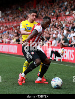 Brentford's Moses Odubajo (destra) e Leeds United's Pablo Hernandez battaglia per la sfera durante il cielo di scommessa match del campionato al Griffin park, Brentford. Foto Stock