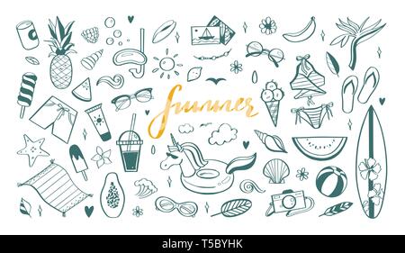 Grande set di estate disegno vettoriale doodle elementi. Spiaggia raccolta, frutti tropicali, costume da bagno, surf. Disegnato a mano schizzi isolato su bianco backgroun Illustrazione Vettoriale