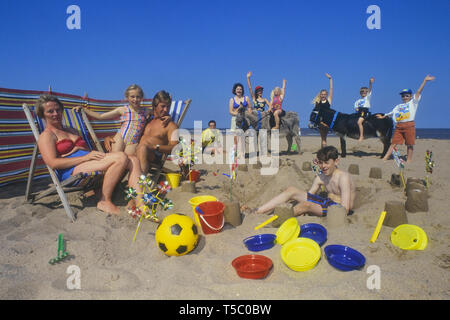 Le famiglie a Skegness Beach, Lincolnshire, England, Regno Unito Foto Stock