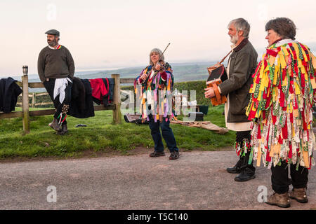 Ogni giorno di maggio mattina (1 maggio) la Foxwhelp Morris ballerini eseguono all alba di Arthur della pietra, un dolmen neolitico vicino Dorstone, Herefordshire, UK. Foto Stock