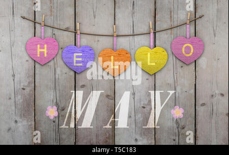 Ciao può essere scritto su appeso rosa e arancione e viola i cuori e stagionato sfondo di legno, con fiori Foto Stock