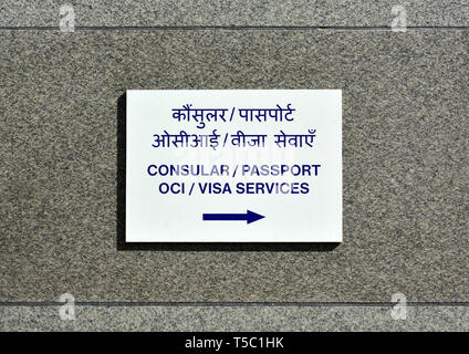 Londra, Inghilterra, Regno Unito. Segno sulla parete dell'Ambasciata indiana, Aldwich; /consolare passaporto / OCI / Visa Servizi in Hindi e Inglese Foto Stock