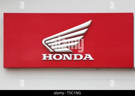 Peronnas, Francia - Aprile 7, 2019: moto Honda logo su una parete. Honda è un pubblico giapponese produttore di automobili e motociclette Foto Stock