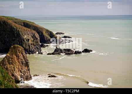Costa di rame noto da IT del pittoresco litorale è stiramento da Dunmore East a Stradbally in Co.Waterford.L'immagine mostra le splendide scogliere in T Foto Stock