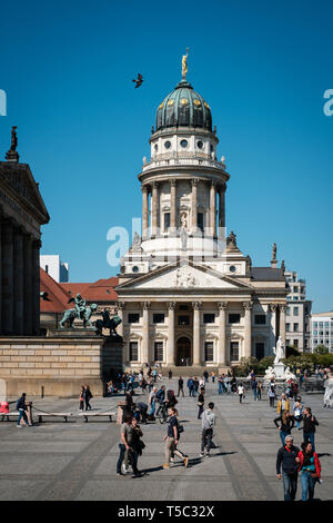 Berlino, Germania - Aprile 2019: persone presso la cattedrale francese / cupola al Gendarmenmarkt su una soleggiata giornata estiva a Berlino Foto Stock