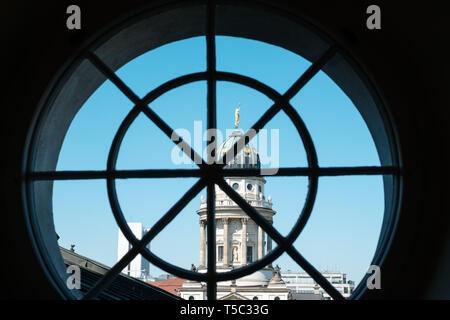 La visualizzazione della finestra sulla storica cattedrale francese / cupola al Gendarmenmarkt Berlin - Foto Stock