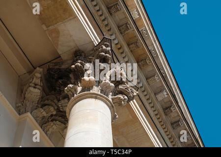 Ornati in dettaglio sulle colonne della cupola francese a Gendarmenmarkt - Foto Stock