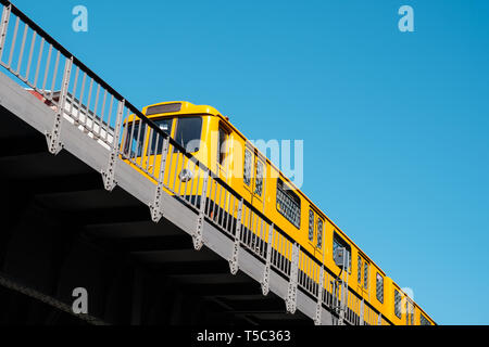 La Berlino U-Bahn /treno della metropolitana sulla parte elevata della linea U1 a Kreuzberg Foto Stock