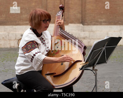 Roma, Italia - 21 Aprile 2019: Soprano Ljubomira Zubko svolge la sua tradizionale strumento ucraino bandura in Piazzetta San Simeone la Domenica di Pasqua Foto Stock