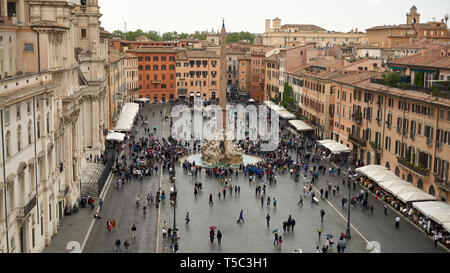 Roma, Italia - 21 Aprile 2019: una passeggiata a Piazza Navona e Via dei Coronari, antichi-trading street. La domenica di Pasqua e di Roma anniversario di fondazione Foto Stock