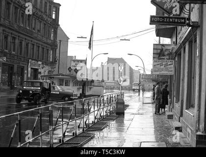 Originale il Checkpoint Charlie, il confine tra la Germania occidentale e orientale nel maggio 1966. Fotografato con 35mm di pellicola BW. Foto Stock