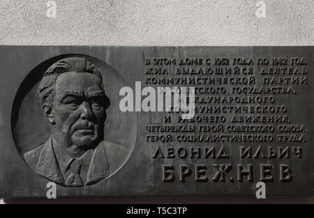 Una lapide commemorativa a leader sovietico Leonid Brezhnev accanto all'ingresso per il Museo del Muro di Berlino (Mauermuseum) di Berlino in Germania La lapide fu h Foto Stock