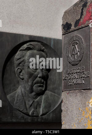 Una lapide commemorativa a leader sovietico Leonid Brezhnev accanto all'ingresso per il Museo del Muro di Berlino (Mauermuseum) di Berlino in Germania La lapide fu h Foto Stock