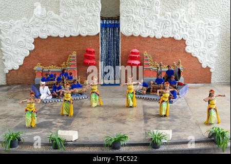 Una tradizionale danza Balinese al Garuda Wisnu Kencana (GWK) Parco culturale di Bali, Indonesia Foto Stock