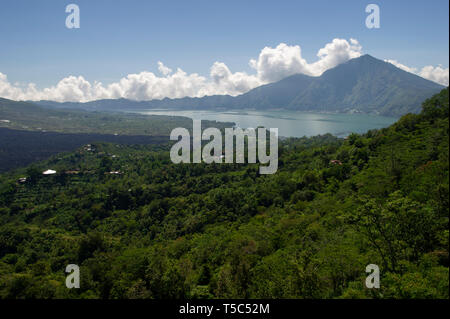 Lago Batur che si trova tra il vulcano attivo del Monte Batur e Gunung Agung a Bali, in Indonesia Foto Stock