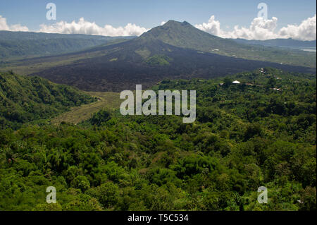 Il vulcano attivo del Monte Batur con la rimanenza di un precedente flusso di lava di Bali, Indonesia Foto Stock