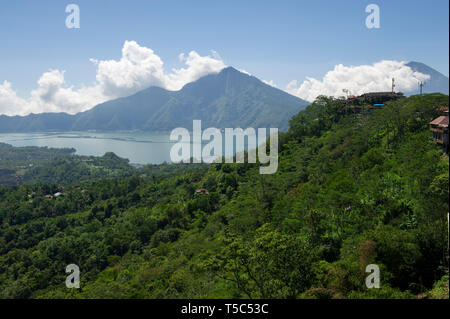 Lago Batur e il vulcano attivo del Monte Agung dietro le nuvole di Bali, Indonesia Foto Stock