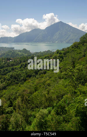 Lago Batur che si trova tra il vulcano attivo del Monte Batur e Gunung Agung a Bali, in Indonesia Foto Stock